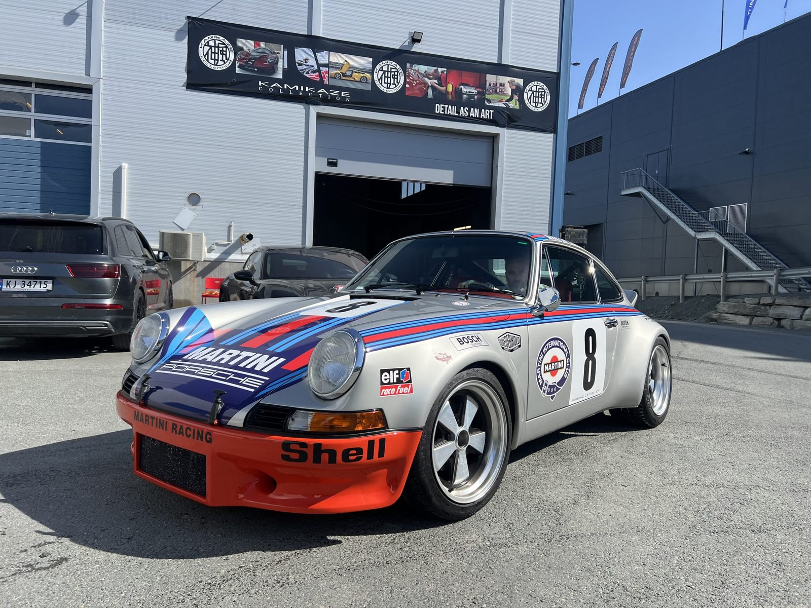 Porsche 911 RSR i Martini-farger utenfor verkstedet