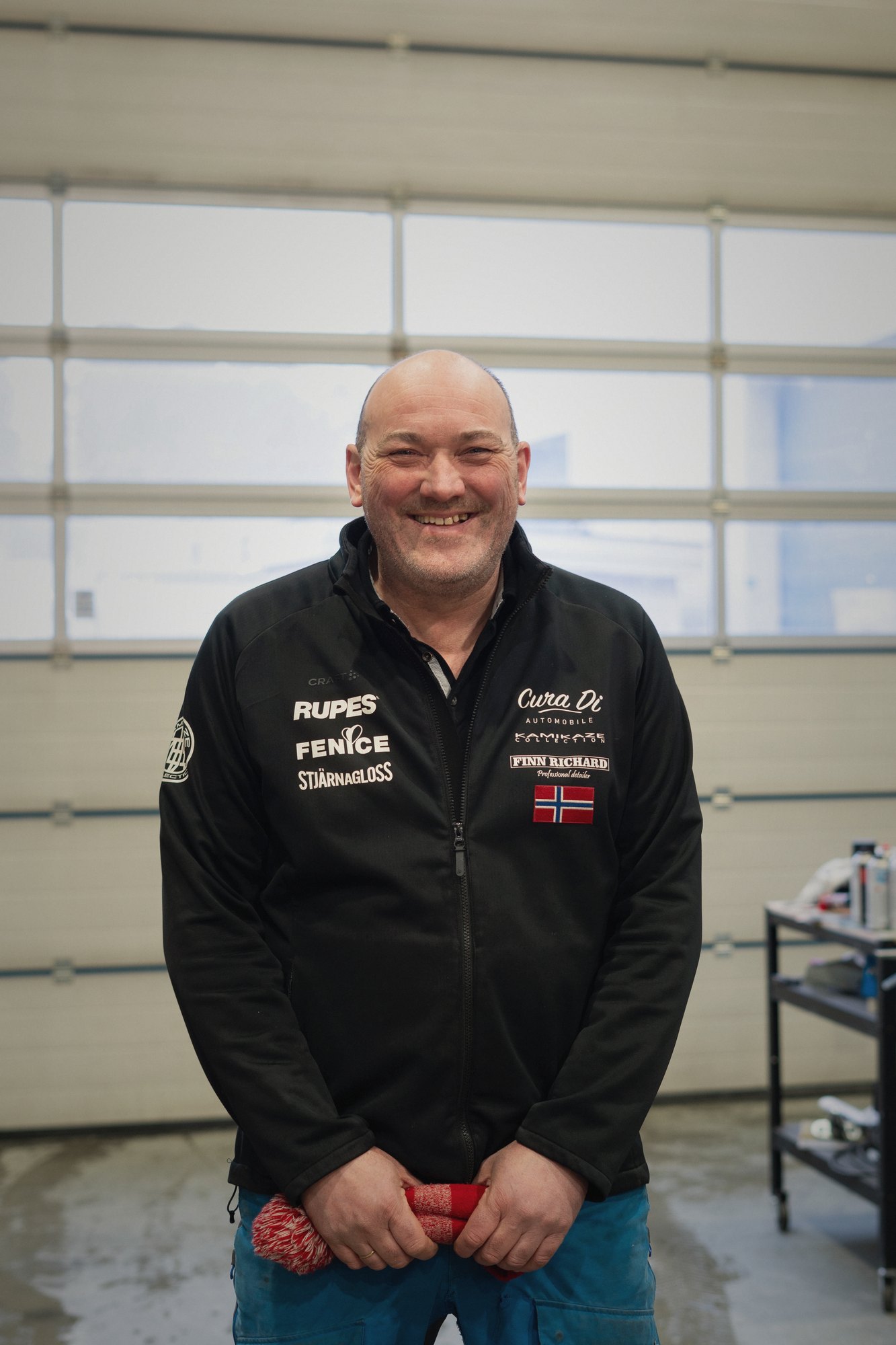 Finn Hansvold i verkstedet, i Cura Di Automobile-jakke