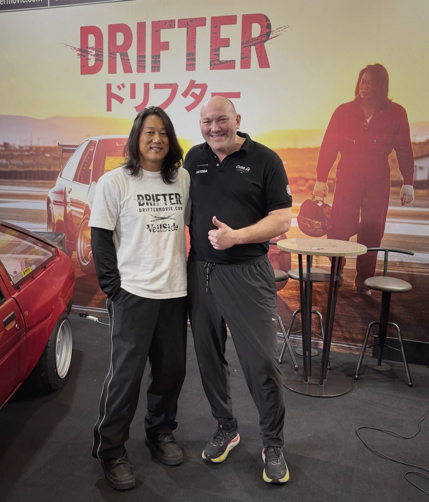 Finn sammen med Sung Kang foran Drifter-plakaten